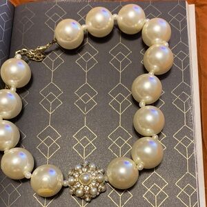 Elegant Pearl Necklace with Gold Accents